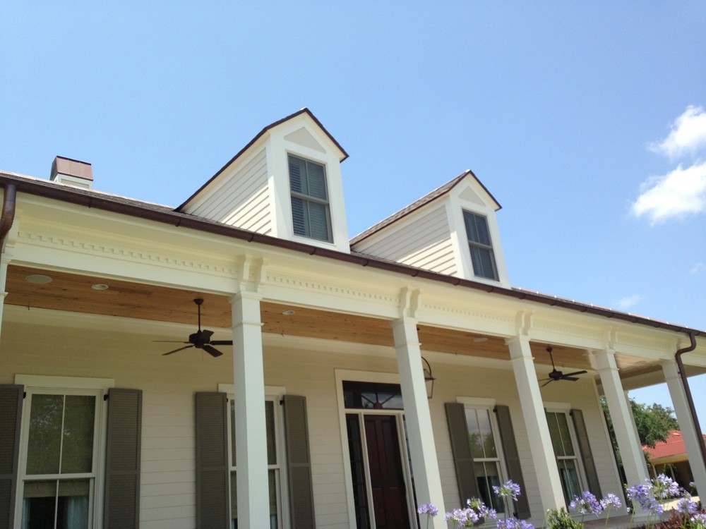 Dentil moulding with crowning trim and craftsman columns - Strong Shield